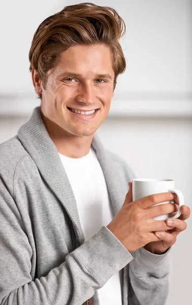 Začni Svůj Den Trochou Kofeinu Hezký Mladý Muž Držící Šálek — Stock fotografie
