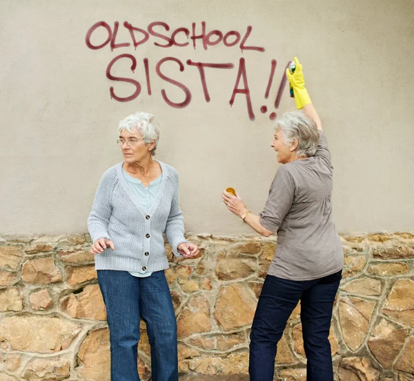 Velho Com Atitude Pensionistas Travessos Spray Pintura Graffiti Uma Parede — Fotografia de Stock