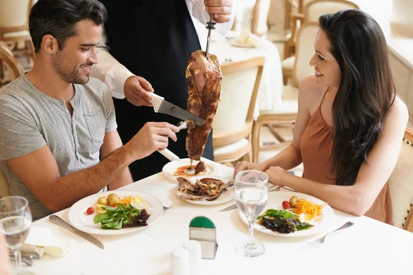 Uma Das Especialidades Restaurantes Garçom Cortando Carne Espeto Para Jovem — Fotografia de Stock