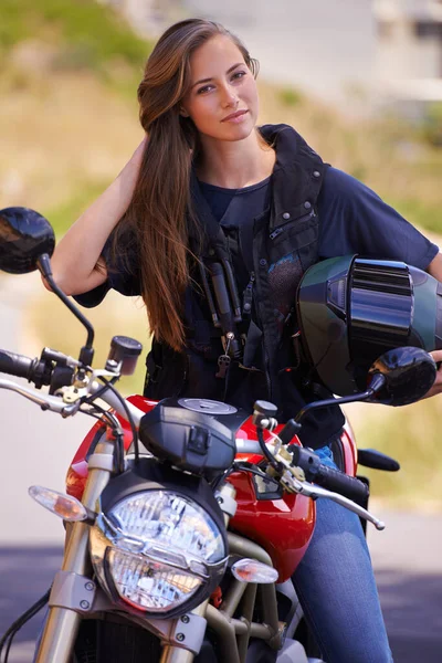 Красота Велосипеде Молодая Женщина Сидящая Мотоцикле Держа Шлем — стоковое фото