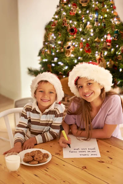 Brev Till Tomten Broder Och Syster Skriver Ett Brev Till — Stockfoto