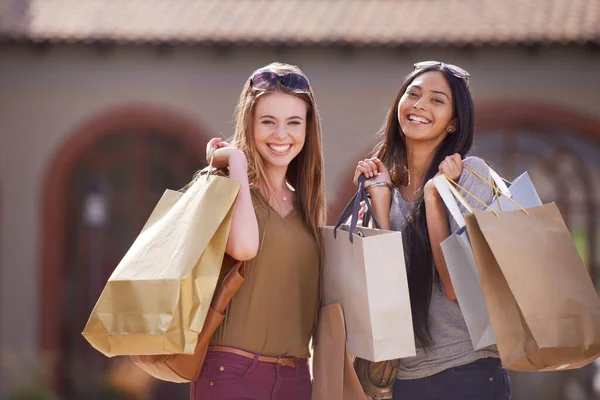 Était Une Très Bonne Vente Deux Jolies Jeunes Femmes Avec — Photo