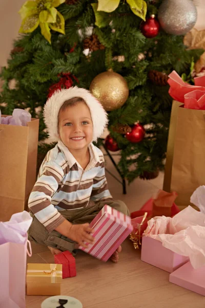 Хочу Різдво Хлопчик Сидить Навпроти Різдвяного Дерева Оточеного Подарунками — стокове фото