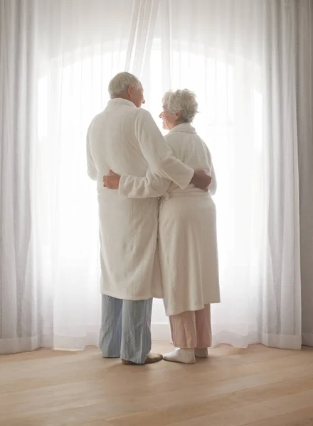 最後のカーテンに直面して一緒に 屋内で一緒に近くに立っている高齢者のカップルの完全長ショット — ストック写真