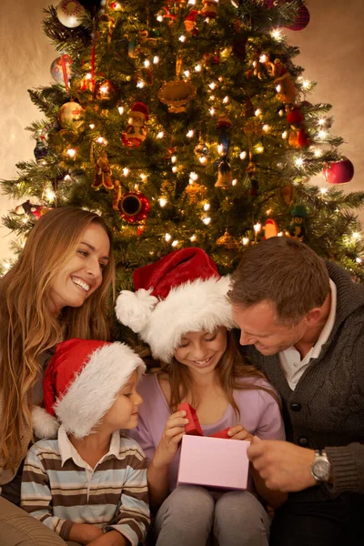 Diversão Festiva Com Família Uma Menina Recebendo Presente Natal Enquanto — Fotografia de Stock