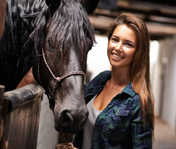 Tylko Mój Koń Młoda Kobieta Stajni Swoim Koniem — Zdjęcie stockowe