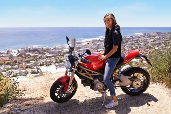 Велосипедом Лучше Красивая Молодая Женщина Сидит Своем Красном Мотоцикле — стоковое фото