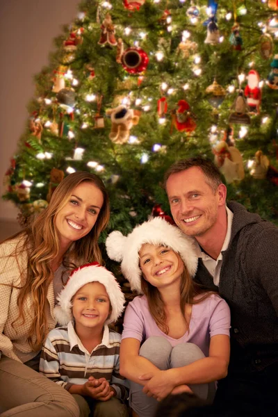 Noel Zamanı Hatıralar Yaratıyorum Mutlu Genç Bir Ailenin Noel Günü — Stok fotoğraf