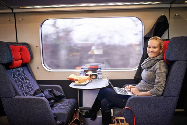 Não Melhor Maneira Que Comboio Uma Jovem Atraente Viajando Trem — Fotografia de Stock