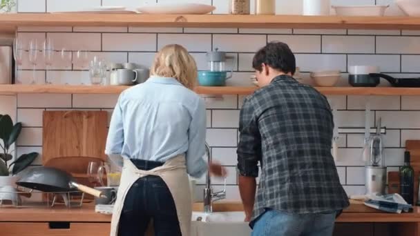 Ευτυχισμένοι Καθαριστές Και Ζευγάρι Πλένουν Πιάτα Στην Κουζίνα Γελάνε Και — Αρχείο Βίντεο