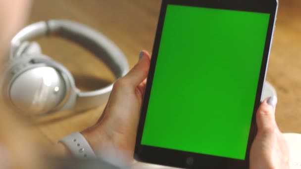 Mulher Tela Verde Tablet Com Espaço Mockup Negócio Startup Mídia — Vídeo de Stock