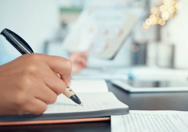 Zakelijke Vrouw Hand Notebook Schrijven Marketing Planning Doelgroep Onderzoek Kpi — Stockfoto