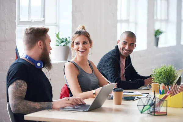 Étudiants Classe Jeune Femme Discuter Projet Groupe Avec Ami Brainstorming — Photo