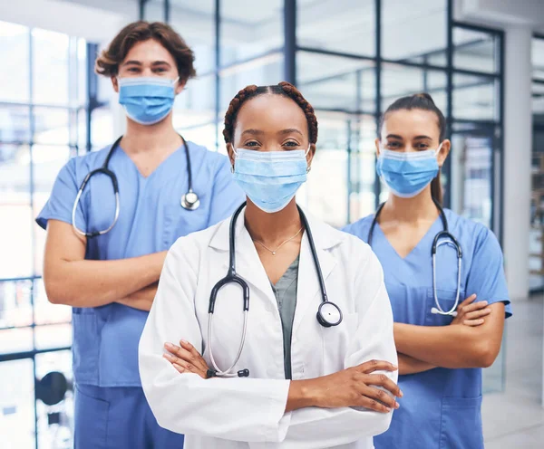 团队的医生 眼镜蛇医院的医疗保健反应和心脏科工作人员的多样性 科罗纳病毒诊所 年轻的专业护士和戴防护面罩的自豪的专家外科医生 — 图库照片