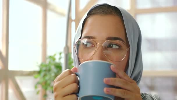Hijab Muslimische Frau Die Hause Ruhe Bei Kaffee Oder Islamischem — Stockvideo