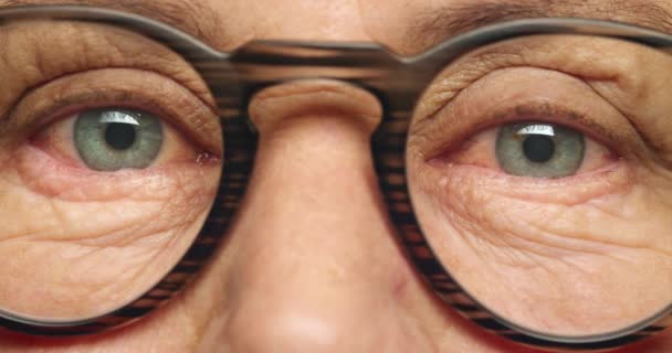 Visione Zoom Epilessia Dell Uomo Anziano Con Occhiali Stress Ansia — Video Stock