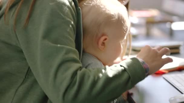 Бізнес Дитина Мама Співробітник Офісу Комп Ютером Працює Над Плануванням — стокове відео