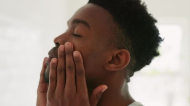 Cuidado Piel Espejo Belleza Con Hombre Negro Baño Para Cosméticos — Vídeo de stock