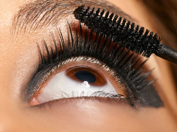 Adding Length Volume Cropped Closeup Woman Applying Mascara Her Eyelashes — Stock Photo, Image