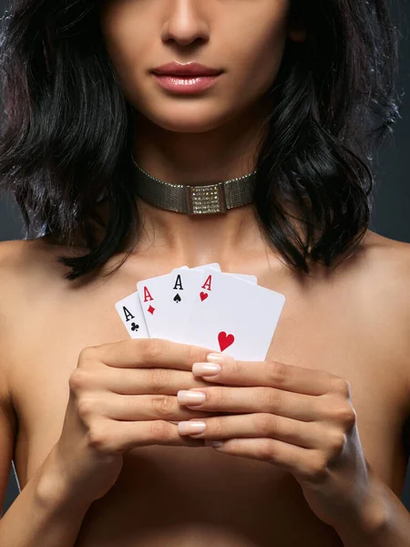 Азартные Игры Обрезанное Изображение Безтонной Женщины Четырьмя Асами — стоковое фото