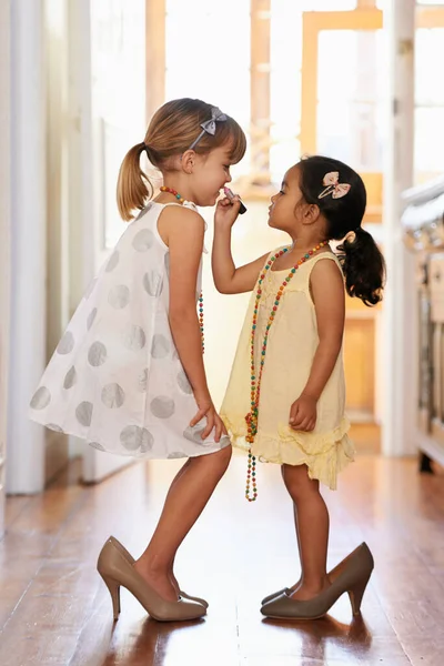 Sie Werden Schnell Erwachsen Zwei Kleine Mädchen Übergroßen High Heels — Stockfoto