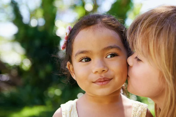 Mejor Los Amigos Una Niñita Besando Amiga Mejilla — Foto de Stock