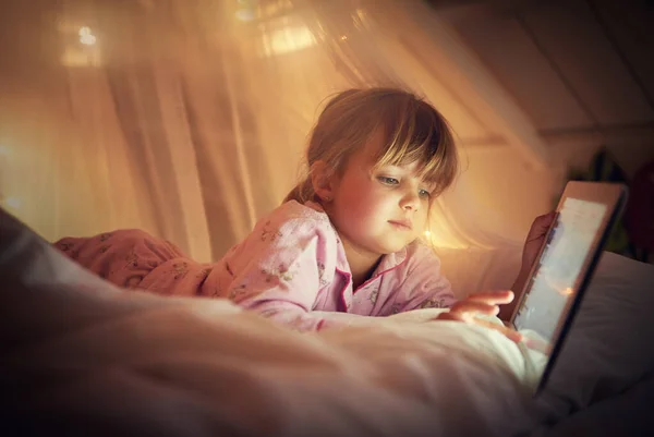 Читаю Перед Сном Молодая Девушка Лежащая Кровати Используя Цифровой Планшет — стоковое фото