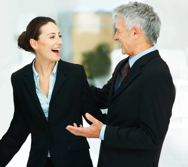 Bürokameradschaft Zwei Geschäftsleute Lachen Bei Der Arbeit Einem Büro — Stockfoto