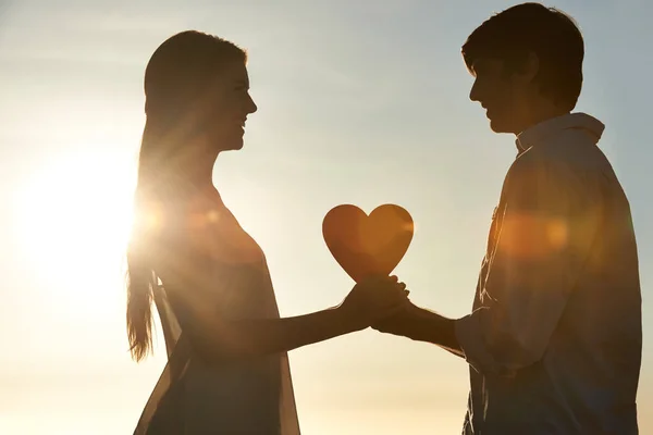 Partilhar Amor Deles Casal Feliz Cara Cara Enquanto Segurando Suporte — Fotografia de Stock