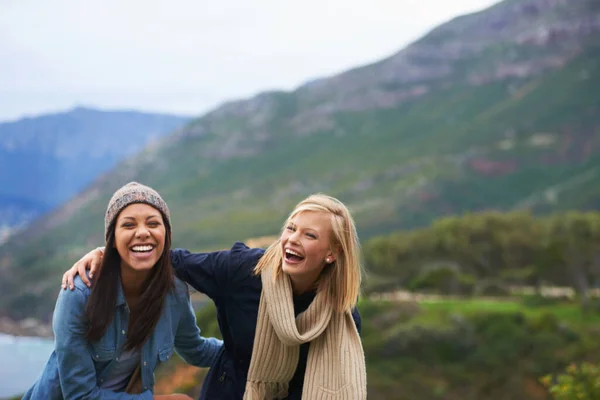 Met Uitzicht Bergen Twee Jonge Vrouwen Die Buiten Lachen — Stockfoto