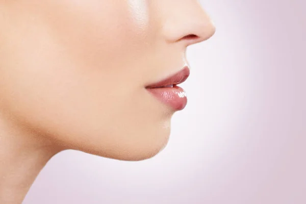 입술의 자줏빛은 기분에 다양하다 입속의 클로즈업 스튜디오 — 스톡 사진