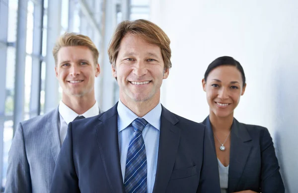 Nada Más Que Positividad Tres Empresarios Sonrientes Pie Juntos —  Fotos de Stock