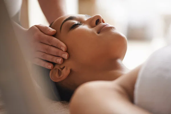 Het Lichaam Geest Masseren Een Mooie Jonge Vrouw Het Krijgen — Stockfoto