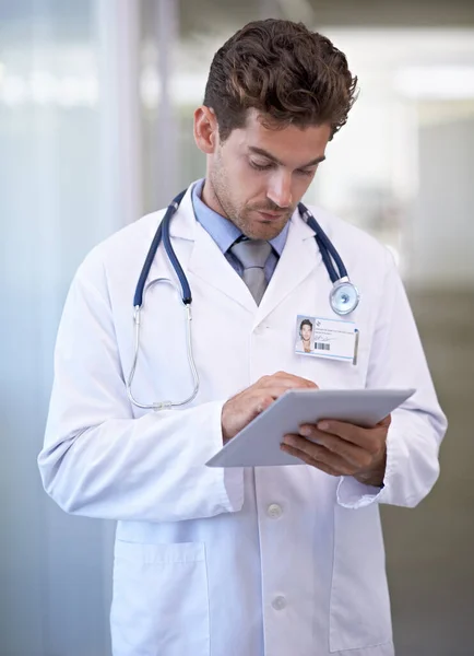他站在医学和技术的前沿 一位年轻貌美的医生 — 图库照片