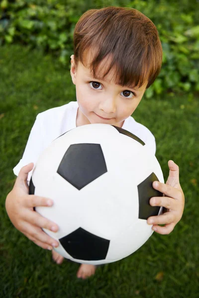 后院足球 一个在后院里带足球的可爱小男孩 — 图库照片