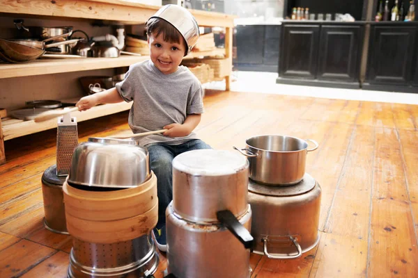 Mai Rinunciare Sogni Infanzia Ragazzino Suona Batteria Pentole Padelle Cucina — Foto Stock