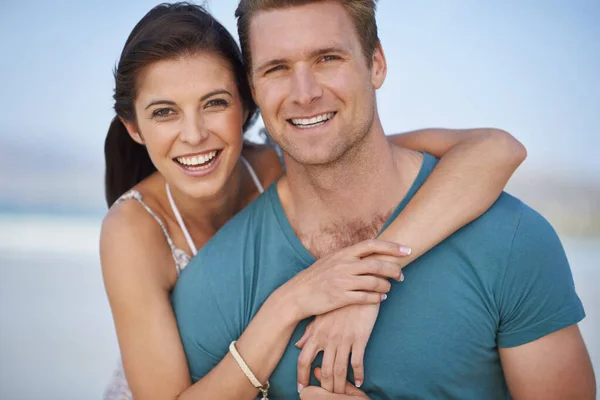 我们的爱是永恒的 一对年轻夫妇在海滩上快乐地拥抱 — 图库照片
