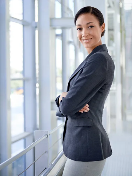 Konzentriert Auf Den Erfolg Eine Attraktive Geschäftsfrau Steht Einem Büroumfeld — Stockfoto