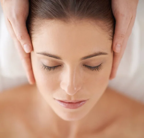 Pure Relaxation Closeup Shot Young Woman Receiving Head Massage Spa — Stock Photo, Image