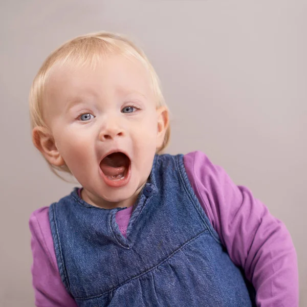 Het Schattig Jongetje Studio Shot Van Een Baby Meisje Het — Stockfoto