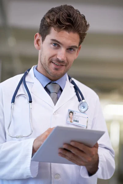 넌괜찮을 디지털 태블릿으로 일하는 잘생긴 의사의 — 스톡 사진