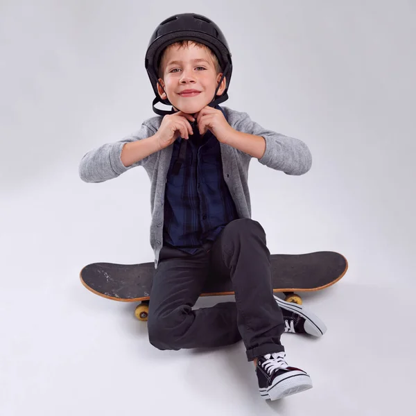 Skateboarden Ist Eine Lebensart Studioaufnahme Eines Jungen Skateboarders — Stockfoto