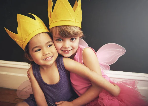 Het Doet Ons Niet Geloven Portret Van Twee Kleine Meisjes — Stockfoto