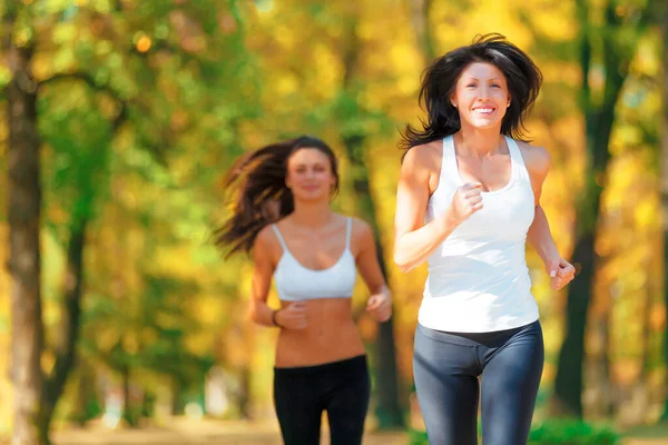 Tylko Jeden Krok Tyłu Dwie Kobiety Biegające Razem Parku Jesienią — Zdjęcie stockowe