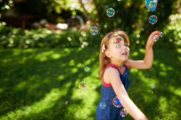 Buborékok Nyári Vakáció Egy Csinos Fiatal Lány Buborékokat Fúj Odakint — Stock Fotó