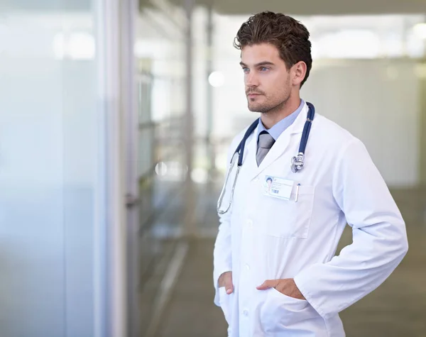 Anbetracht Der Behandlungsmöglichkeiten Seiner Patienten Ein Hübscher Junger Arzt — Stockfoto