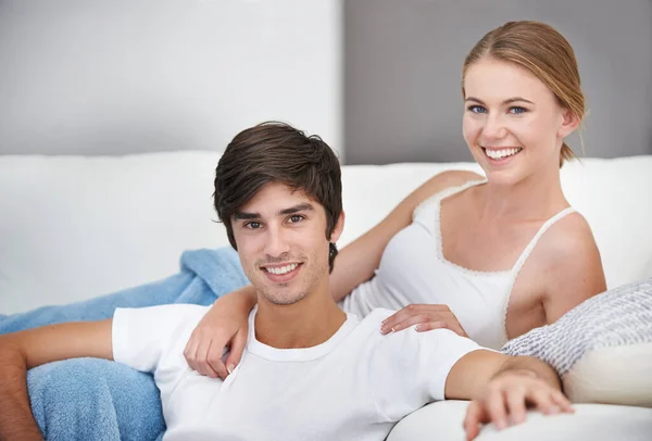 Pasando Una Agradable Velada Una Joven Pareja Viendo Televisión Sofá — Foto de Stock