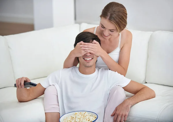 Toujours Ludique Jeune Couple Ludique Regardant Télévision Maison — Photo