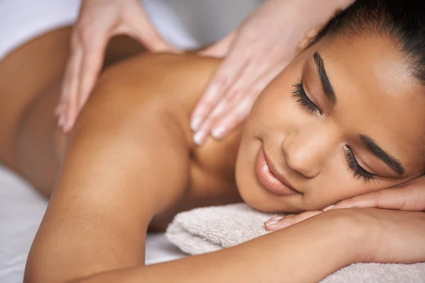 Massage Tous Les Soucis Stress Une Jeune Femme Bénéficiant Massage — Photo