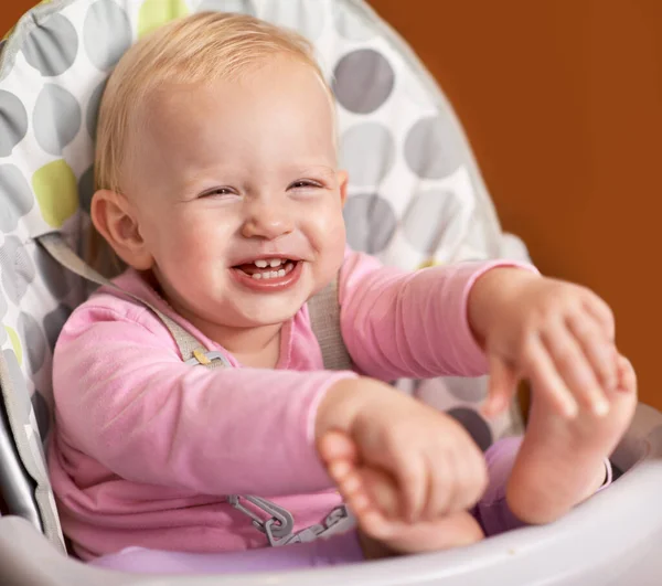 Ale Šťastná Holčička Roztomilý Záběr Šťastné Malé Dítě Vysoké Židli — Stock fotografie
